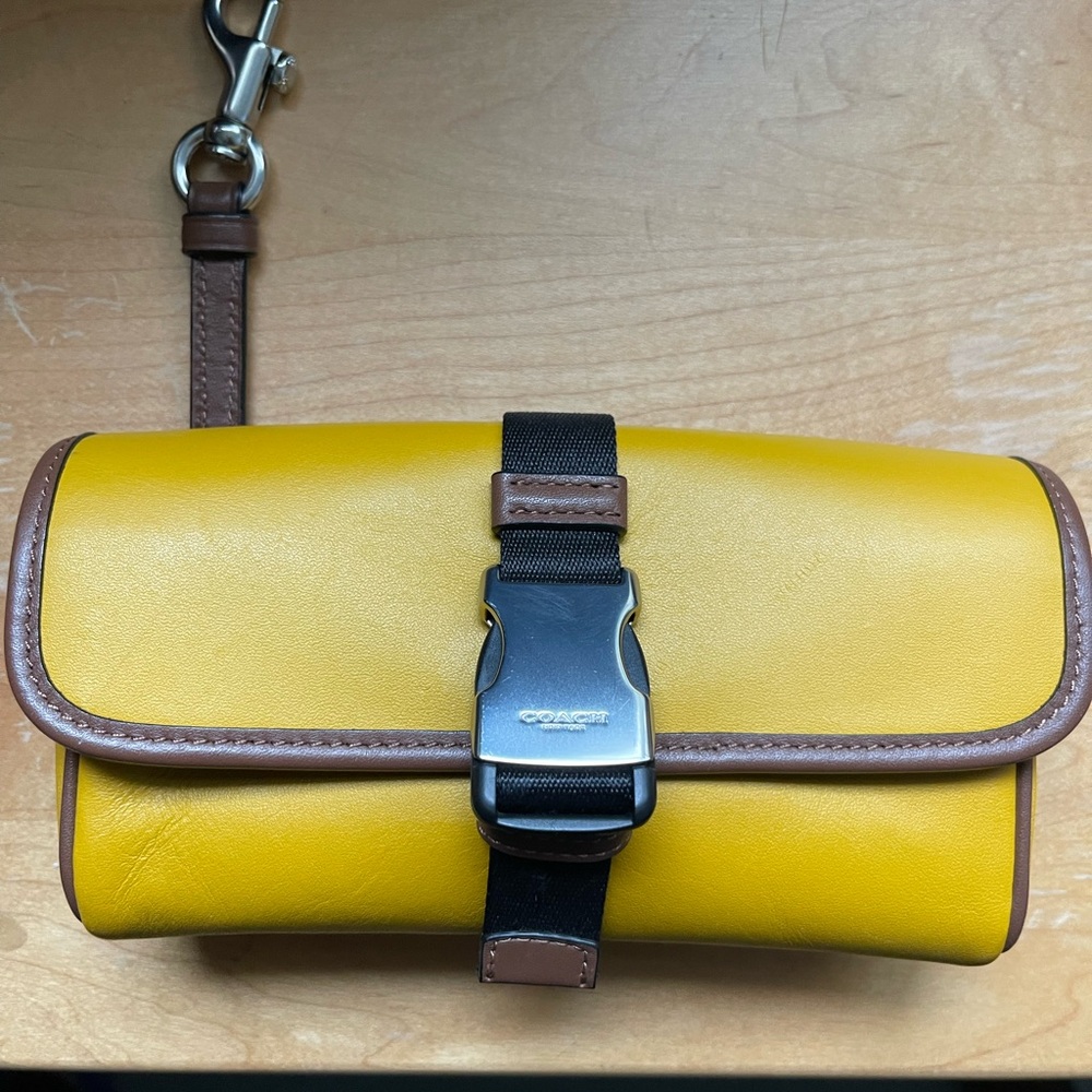 Coach yellow Leather bag with silver clip
